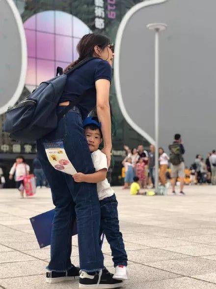 住货车的女士 视频海报