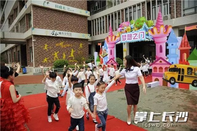 修剪草坪的小黄人 视频缩略图