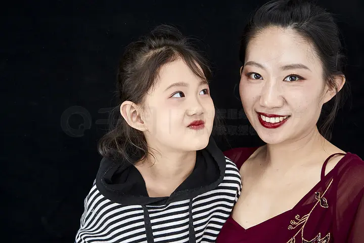 修剪草坪的小黄人 视频缩略图