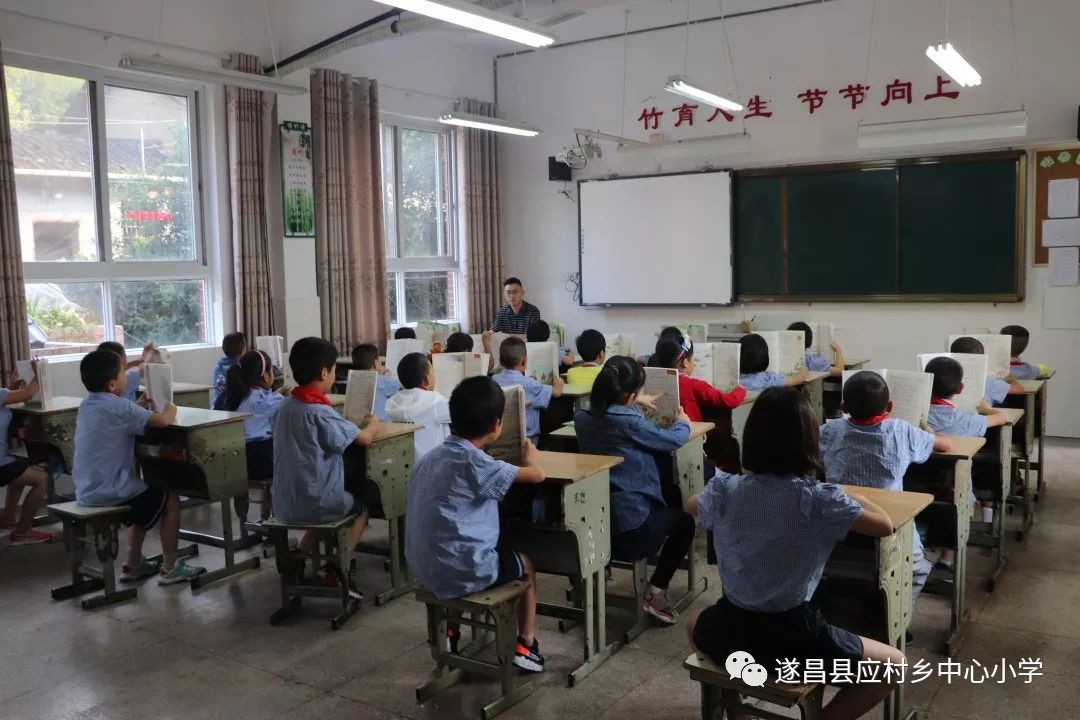 27套礼服 视频缩略图