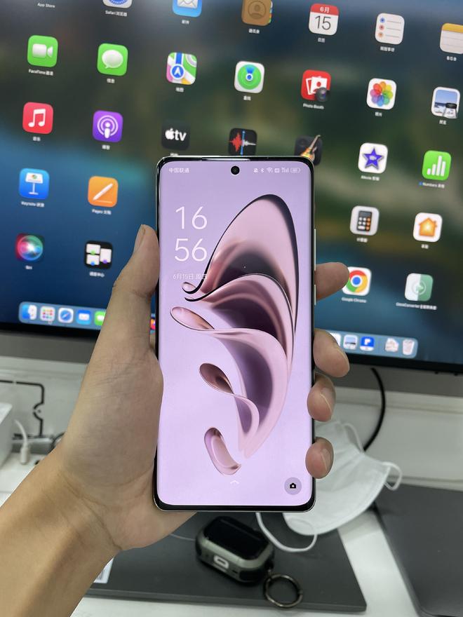 他在看着你 视频主图