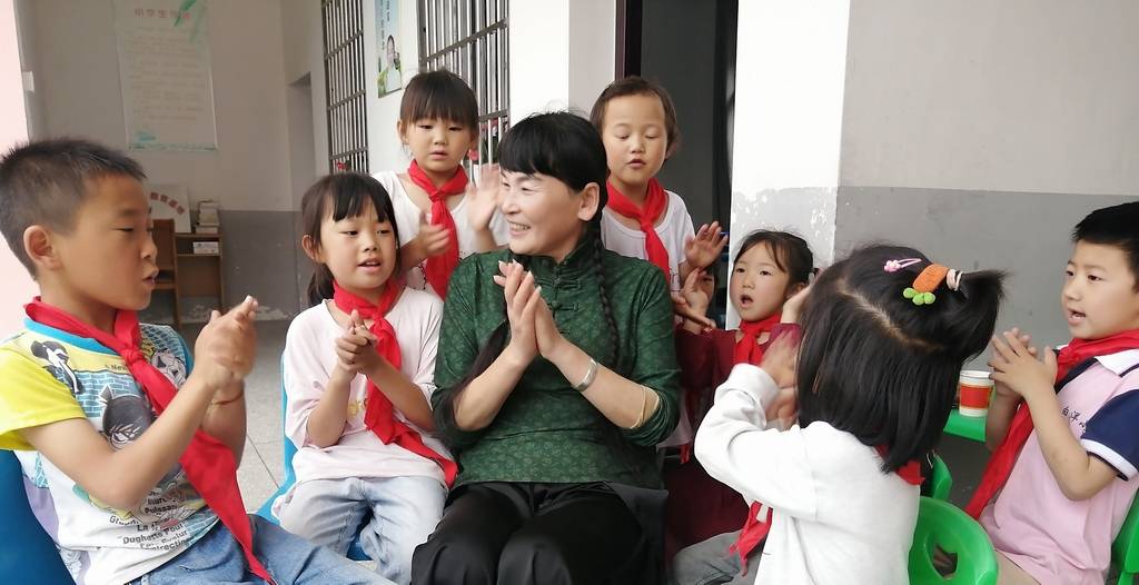 俏皮女学生 视频缩略图