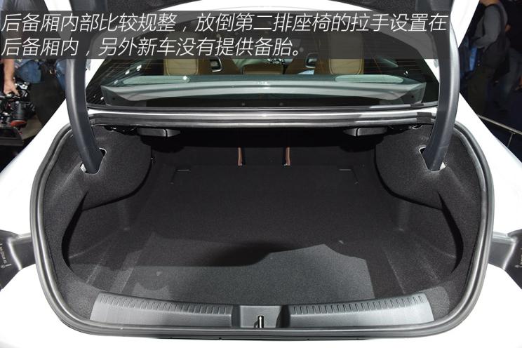 俏皮女学生 视频主图