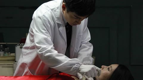 50英尺高的女人（原声版） 视频缩略图