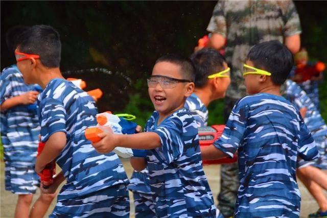 2025： Blood, White & Blue 视频海报