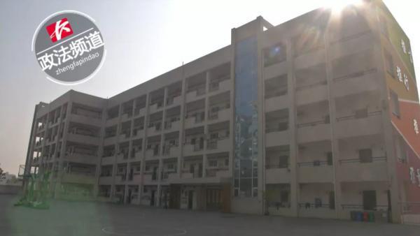 一号收银台的女孩 视频海报